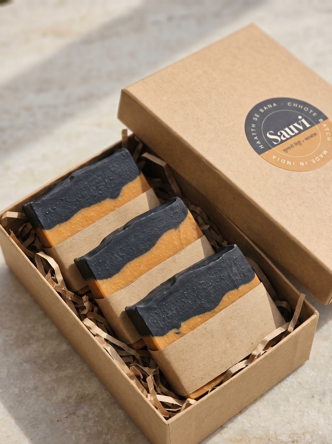 Kraft gift box mein teen wrapped bars, dhakkan pe Sauvi sticker