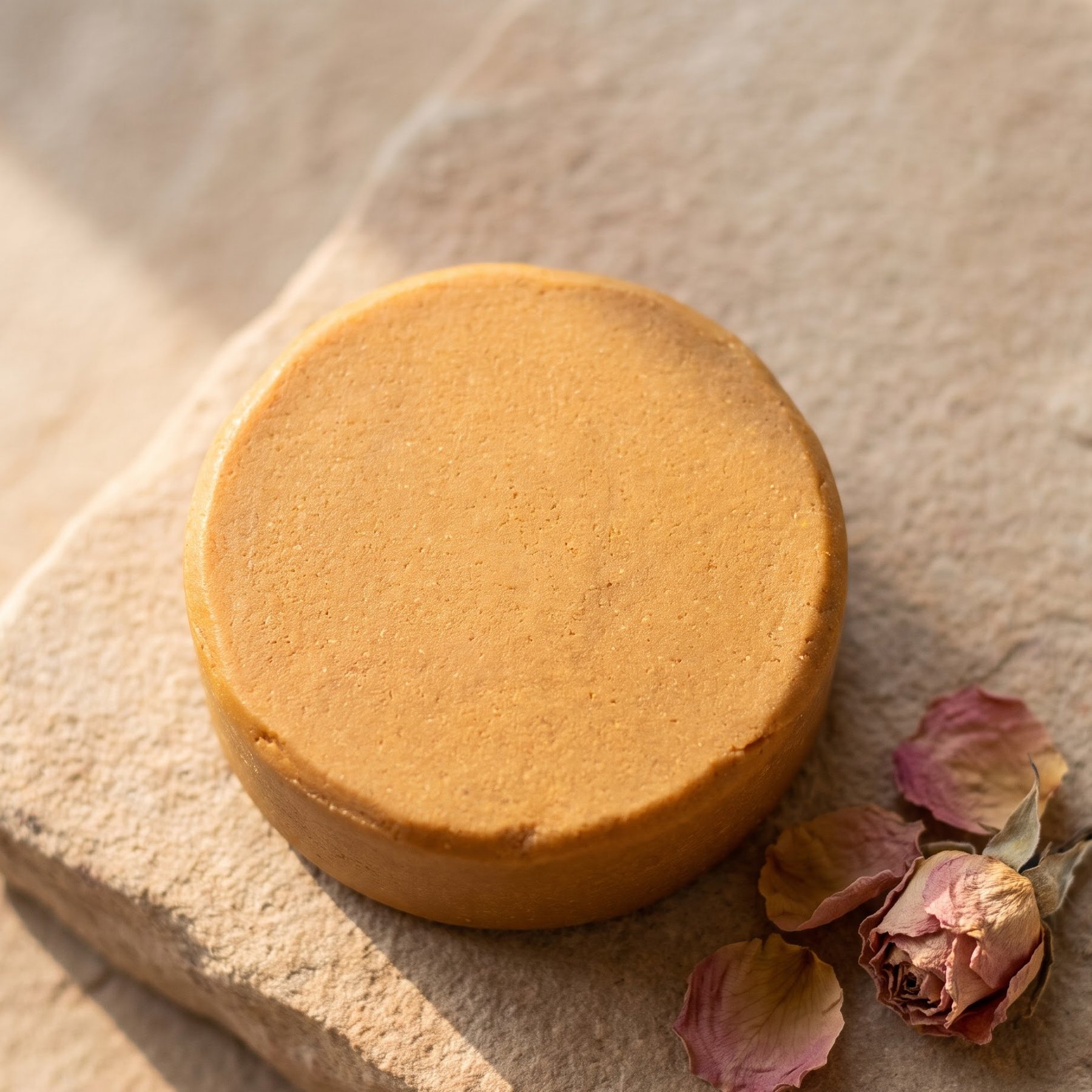Patthar pe gol multani mitti bar, gulab ki pankhudiyon ke saath